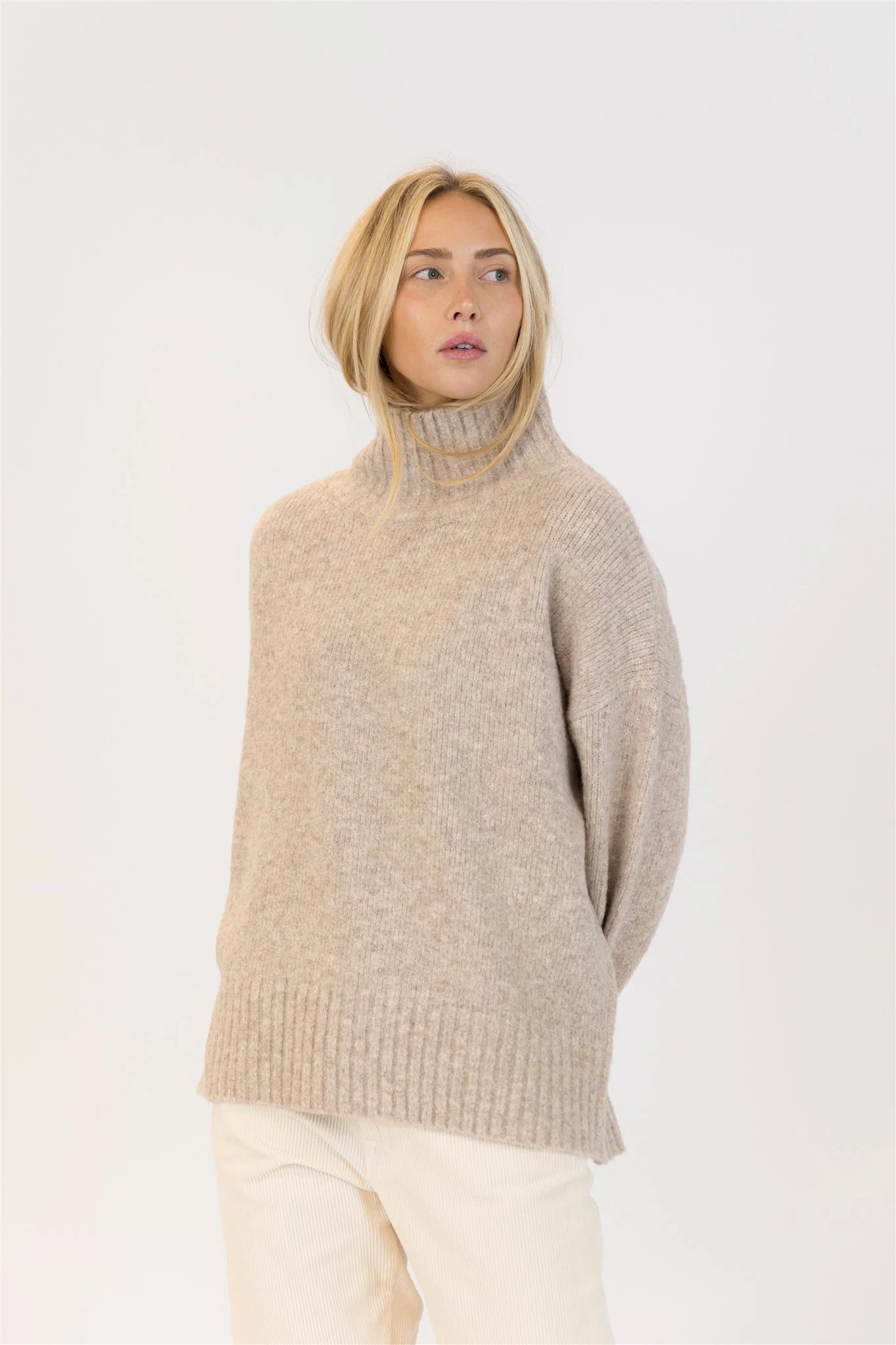 Lyla & Luxe Oliver Mockneck Sweater Light Oat