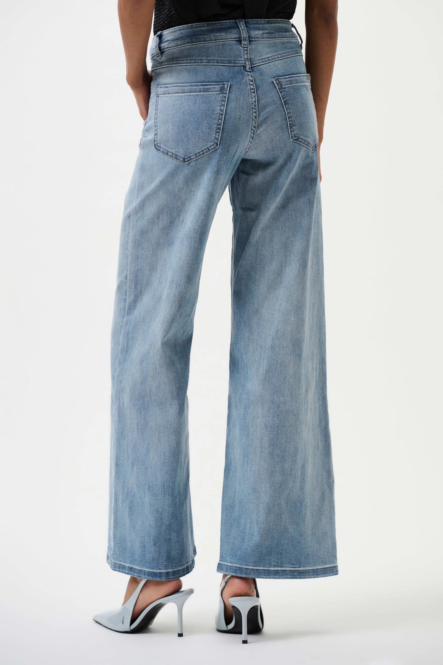 Joseph Ribkoff Goldie | Classic Wide-Leg Stretch Jeans Light Blue Denim 251968CO
